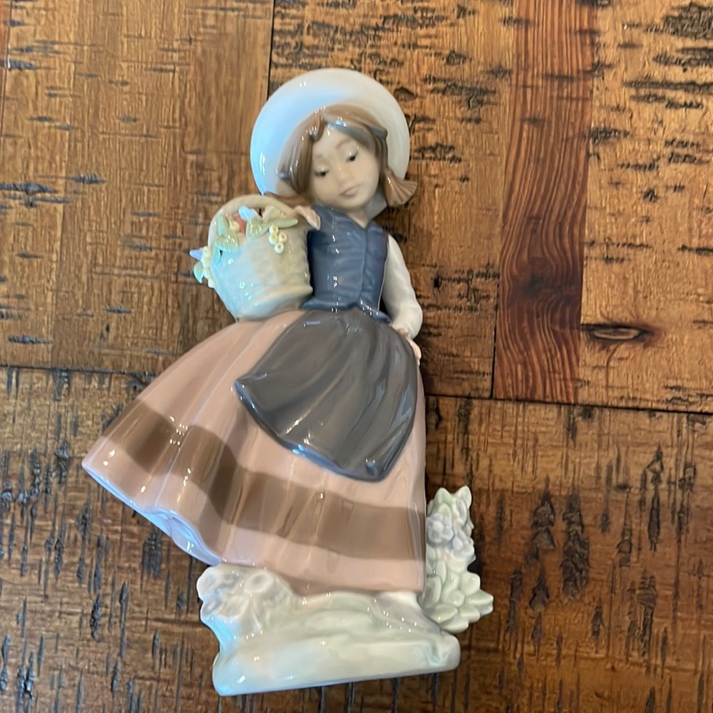 Lladro Figurine 6 inches tall